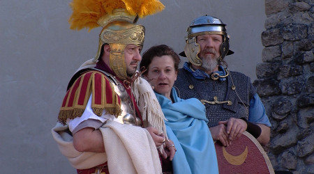 "Gutsherrin Quintilla" (Mitte) umgeben von ihren Leibwächtern (Quelle: Archäologie.com)